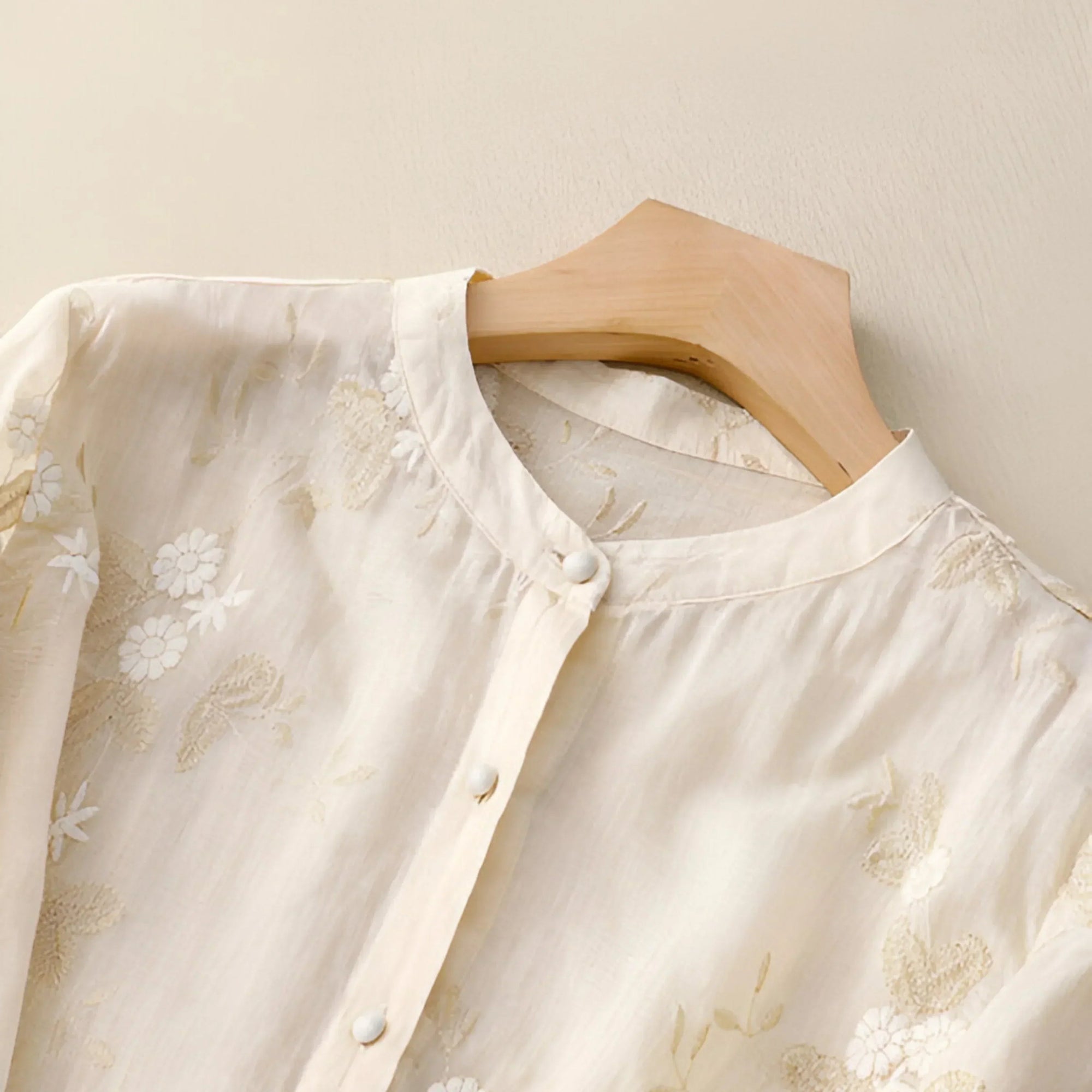 Bestickte Bluse mit klassischem Knopfdesign 4