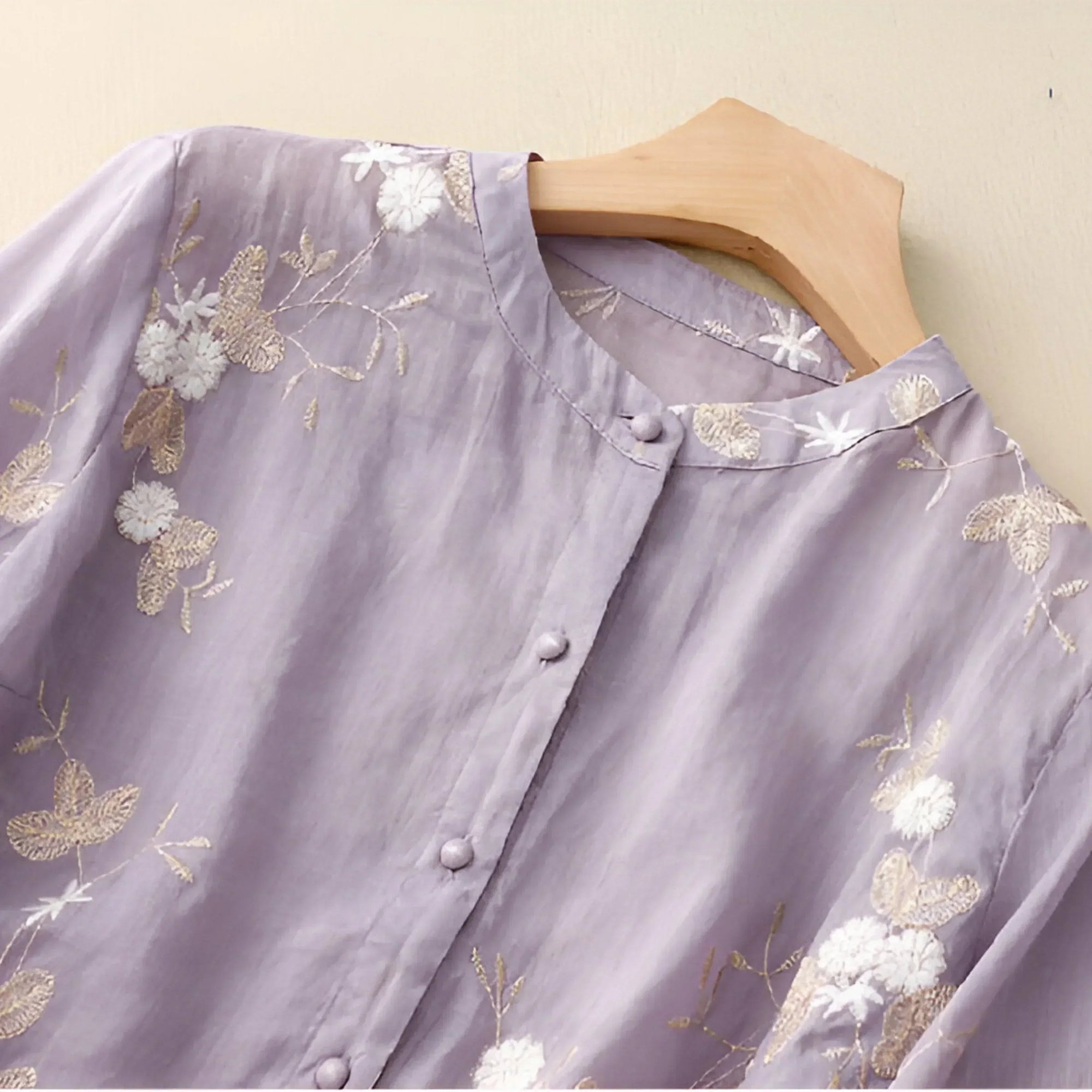 Bestickte Bluse mit klassischem Knopfdesign 6