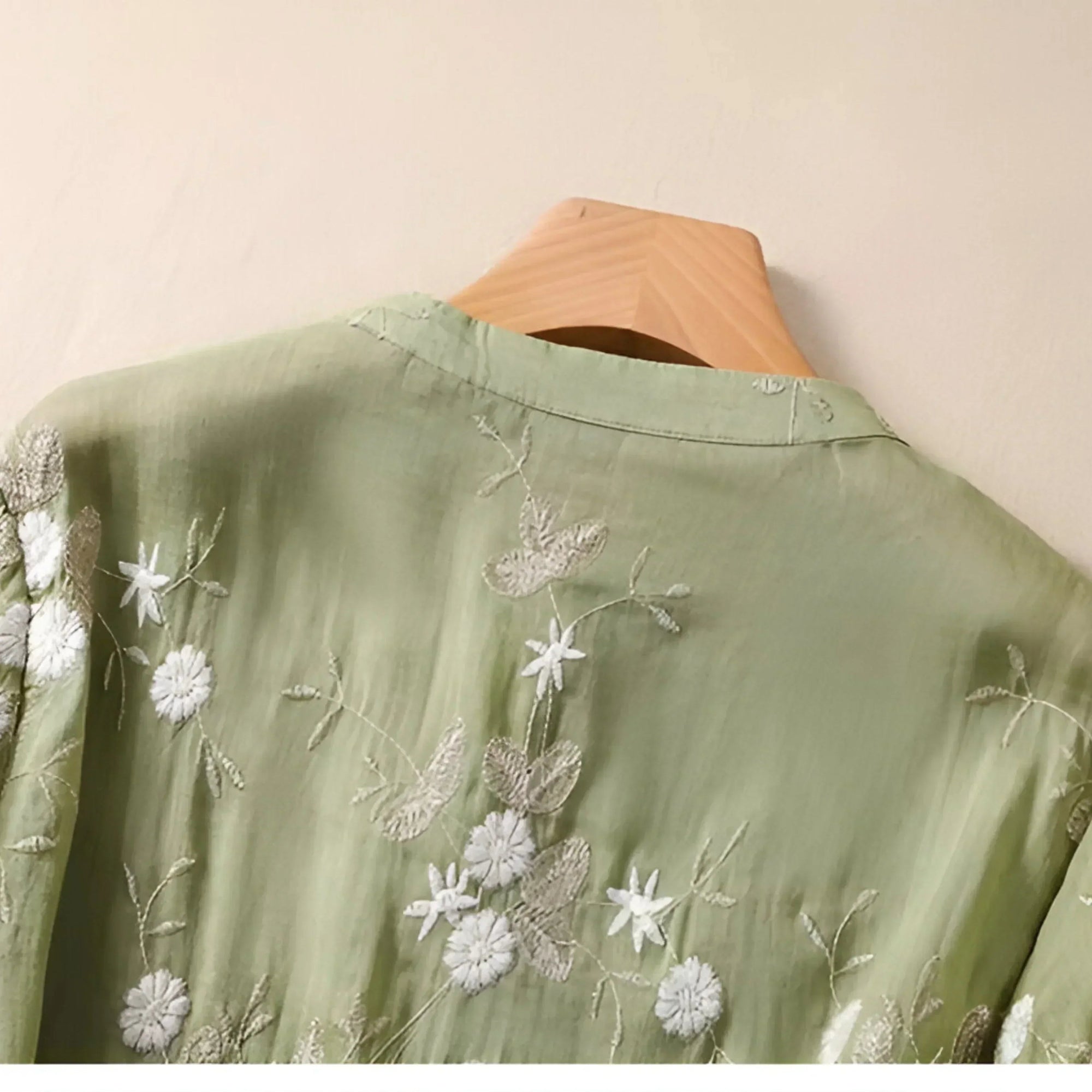 Bestickte Bluse mit klassischem Knopfdesign 7