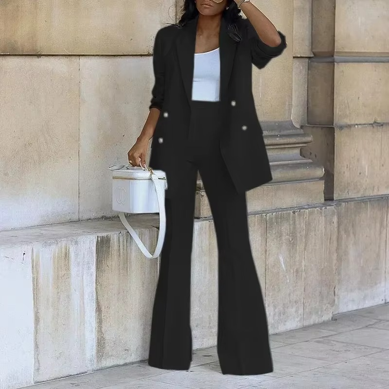 Eleganter Damenanzug mit Blazer und Ausgestellten Hosen für Festliche Anlässe 3