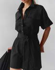 Eleganter Jumpsuit mit Taillengürtel für Sommernächte 7