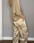 Eleganter Damen Zweiteiler aus Satin für Sommeranlässe – Stilvolles Hemd und maßgeschneiderte Hose 4