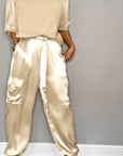 Eleganter Damen Zweiteiler aus Satin für Sommeranlässe – Stilvolles Hemd und maßgeschneiderte Hose 8