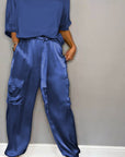 Eleganter Damen Zweiteiler aus Satin für Sommeranlässe – Stilvolles Hemd und maßgeschneiderte Hose 9
