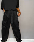 Eleganter Damen Zweiteiler aus Satin für Sommeranlässe – Stilvolles Hemd und maßgeschneiderte Hose 10
