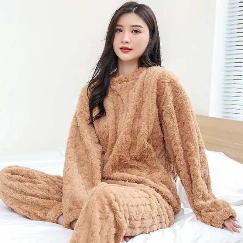 Elegantes Pyjama Set für entspannte Nächte 2