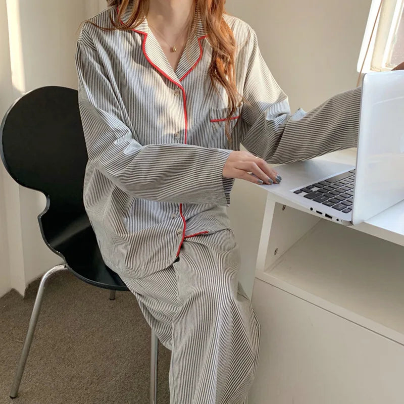 Elegantes Pyjama Set mit Gestreiftem Design 0