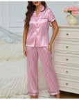 Elegantes Pyjama Set mit Gestreiftem Design 0
