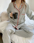 Elegantes Pyjama Set mit Gestreiftem Design 1