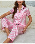 Elegantes Pyjama Set mit Gestreiftem Design 1