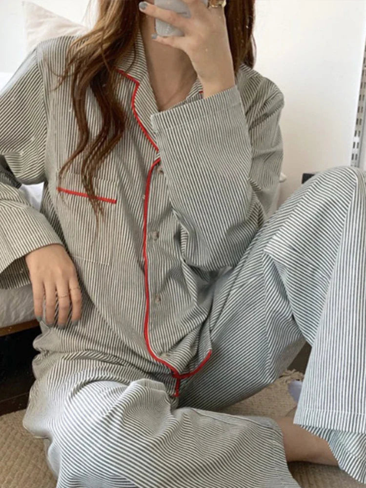 Elegantes Pyjama Set mit Gestreiftem Design 2