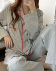 Elegantes Pyjama Set mit Gestreiftem Design 2