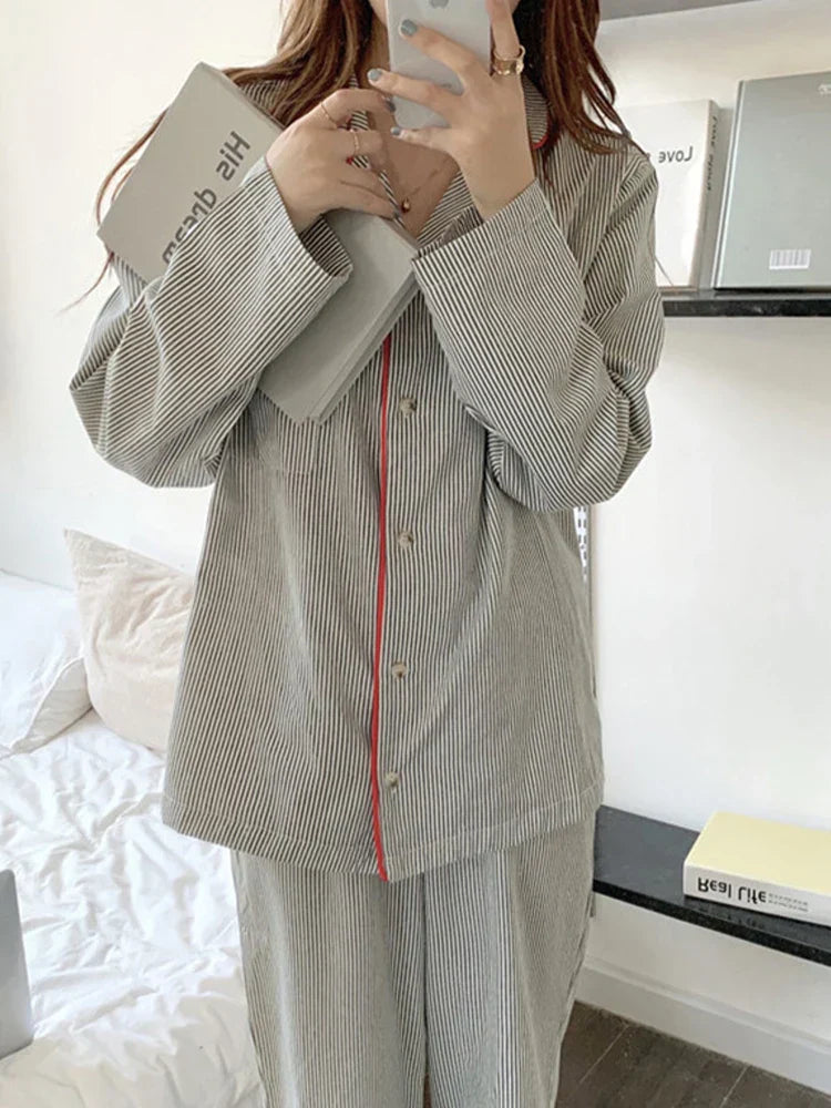 Elegantes Pyjama Set mit Gestreiftem Design 3