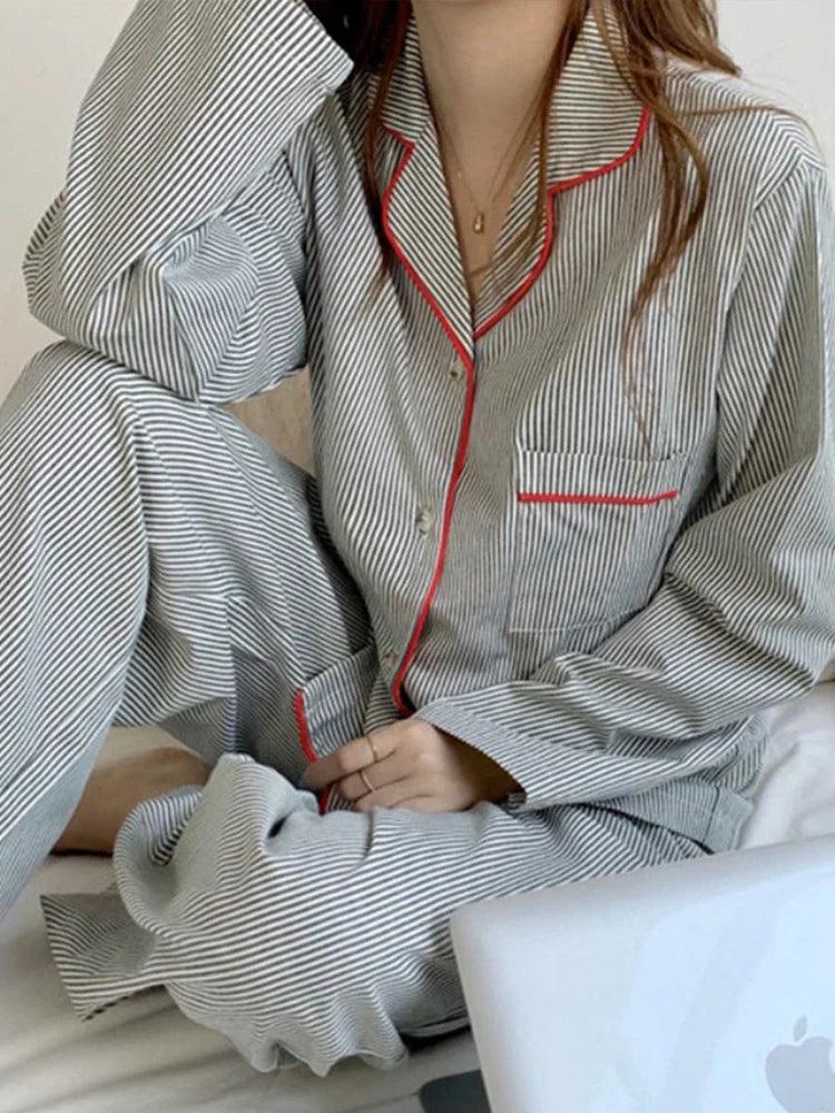 Elegantes Pyjama Set mit Gestreiftem Design 4