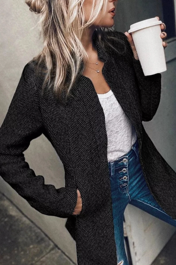 Farbenfroher Wintermantel mit elegantem Trenchcut 1