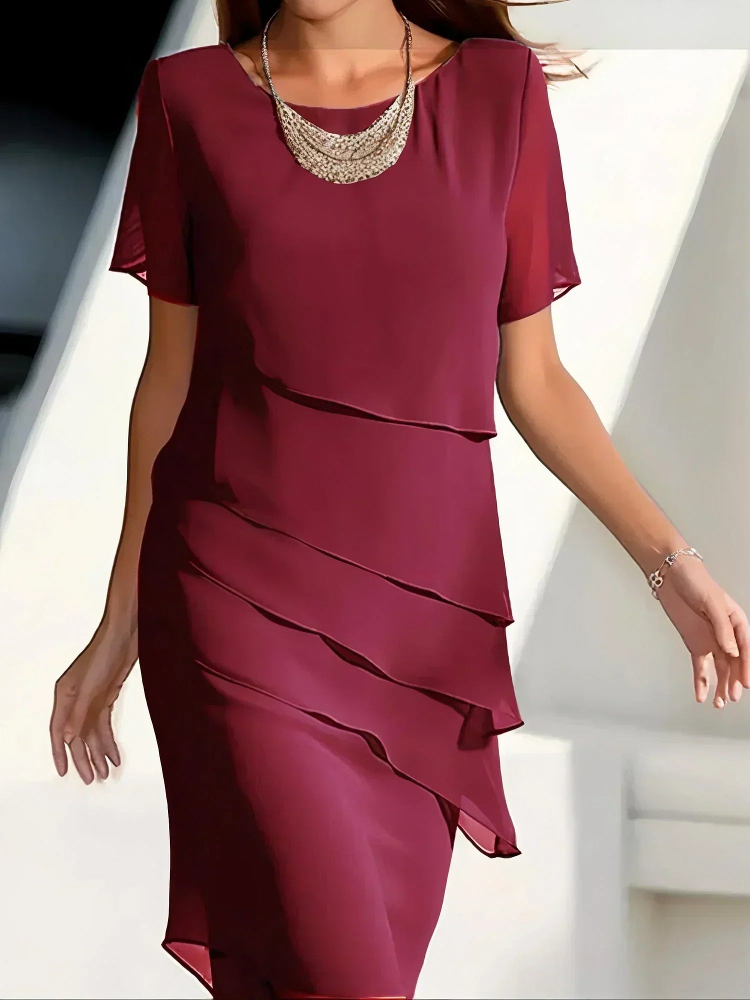 Figurbetontes Sommerkleid aus fließendem Stoff für elegante Anlässe 2