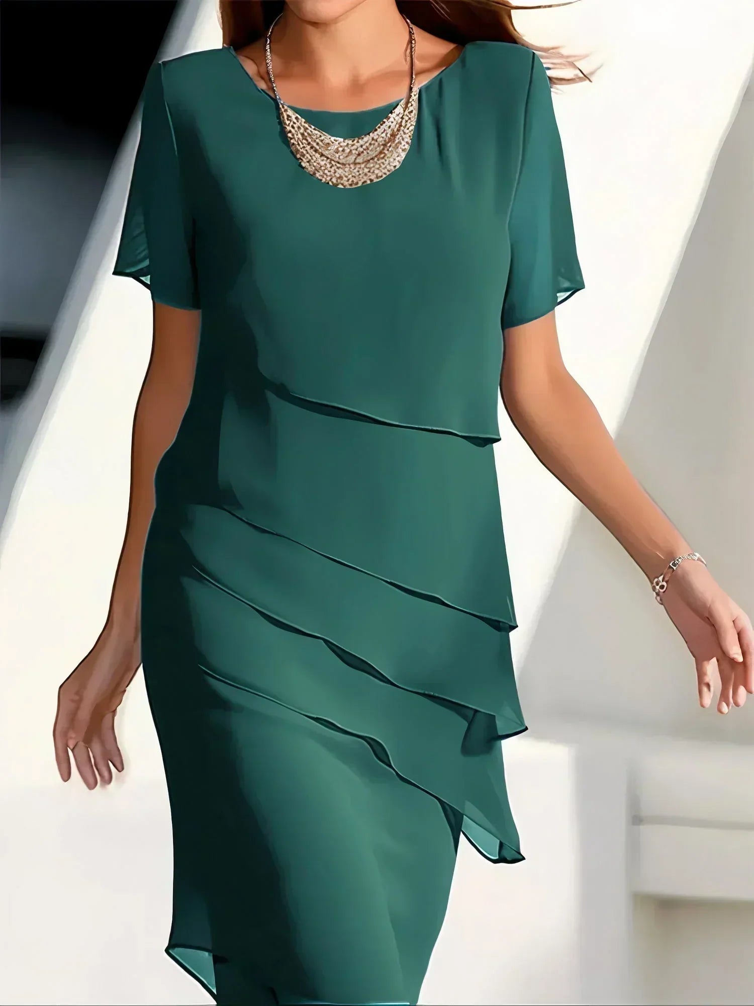 Figurbetontes Sommerkleid aus fließendem Stoff für elegante Anlässe 3