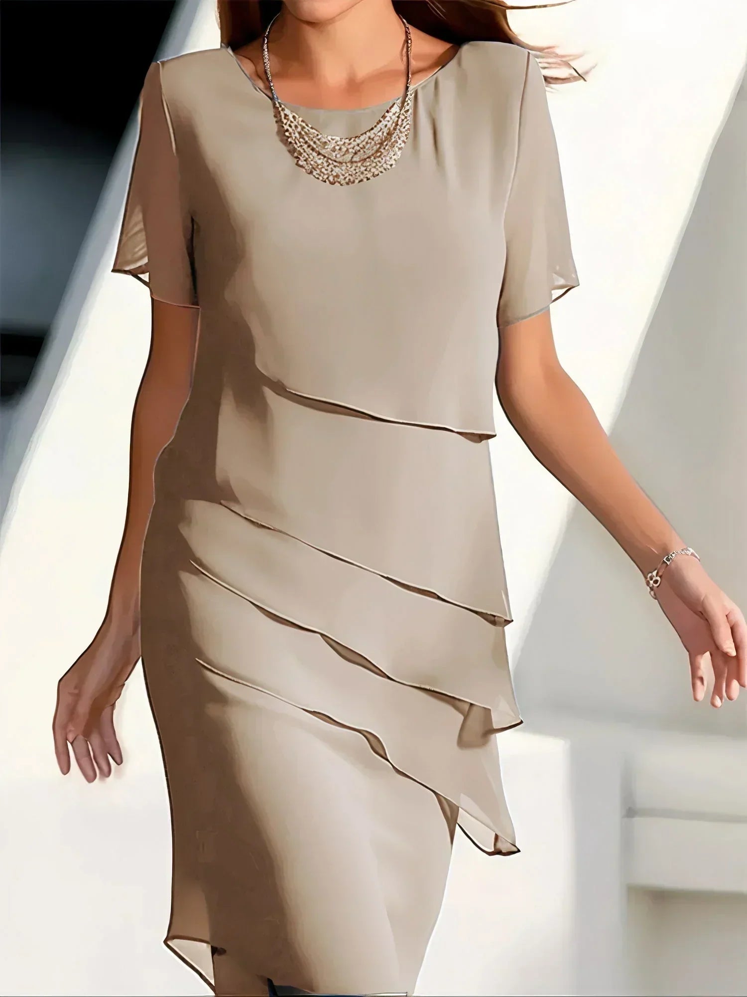 Figurbetontes Sommerkleid aus fließendem Stoff für elegante Anlässe 4