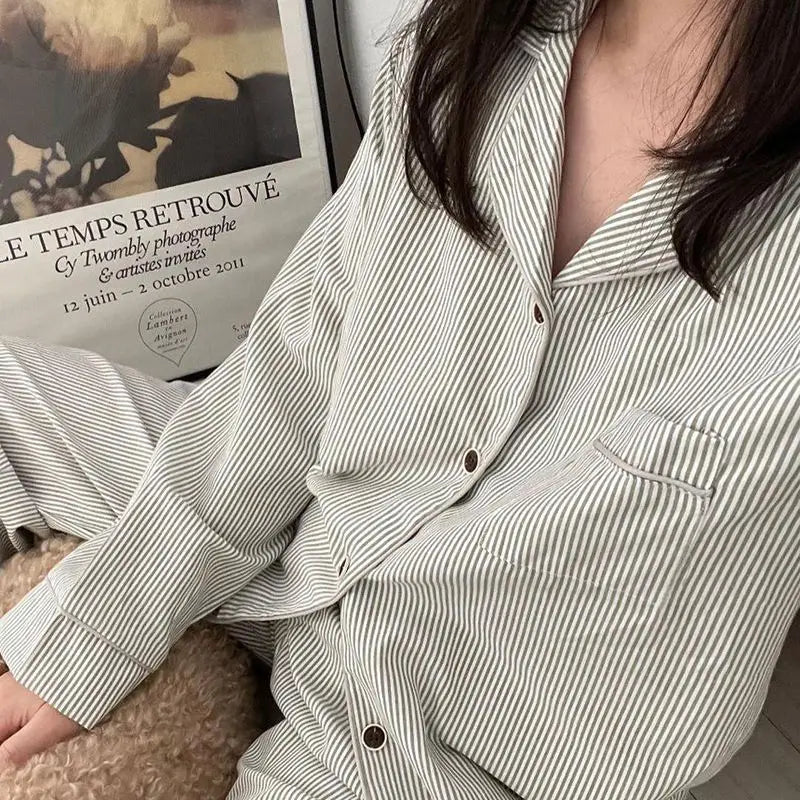 Gestreiftes Pyjama Set mit elegantem Schnitt 0