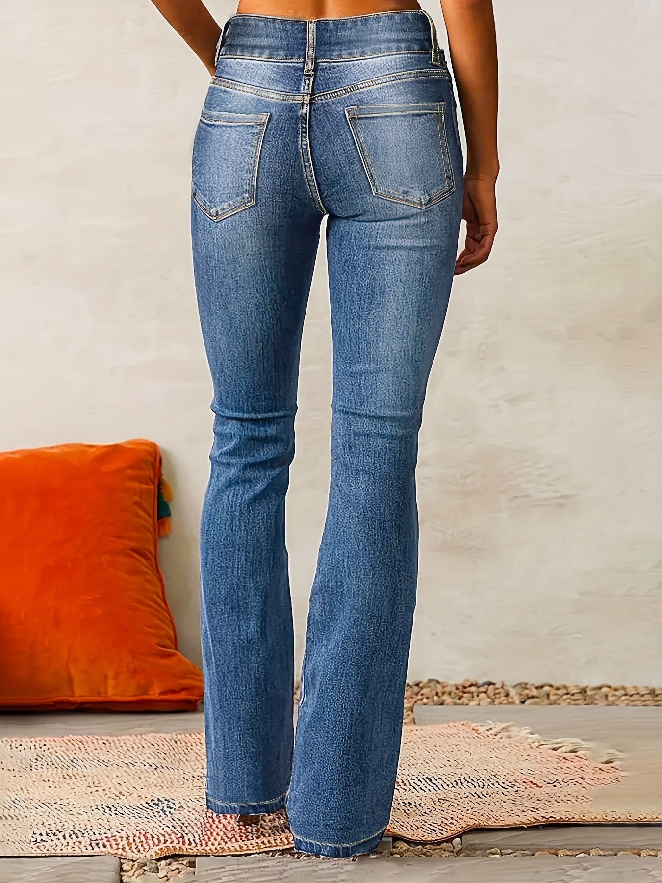 Hoch taillierte Flared Jeans mit Retro-Charme 1