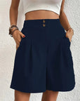 Hochtaillierte Shorts aus atmungsaktivem Material – Elegante Sommermode für Damen 14