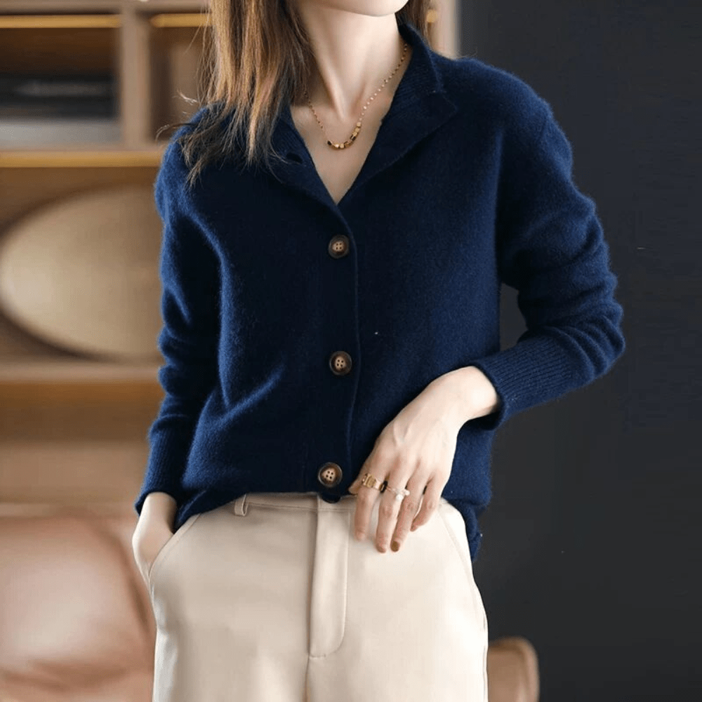 Klassische Strickjacke mit elegantem Reverskragen 0