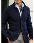 Moderne Strickjacke mit Knopfverschluss 0