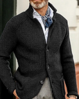 Moderne Strickjacke mit Knopfverschluss 1
