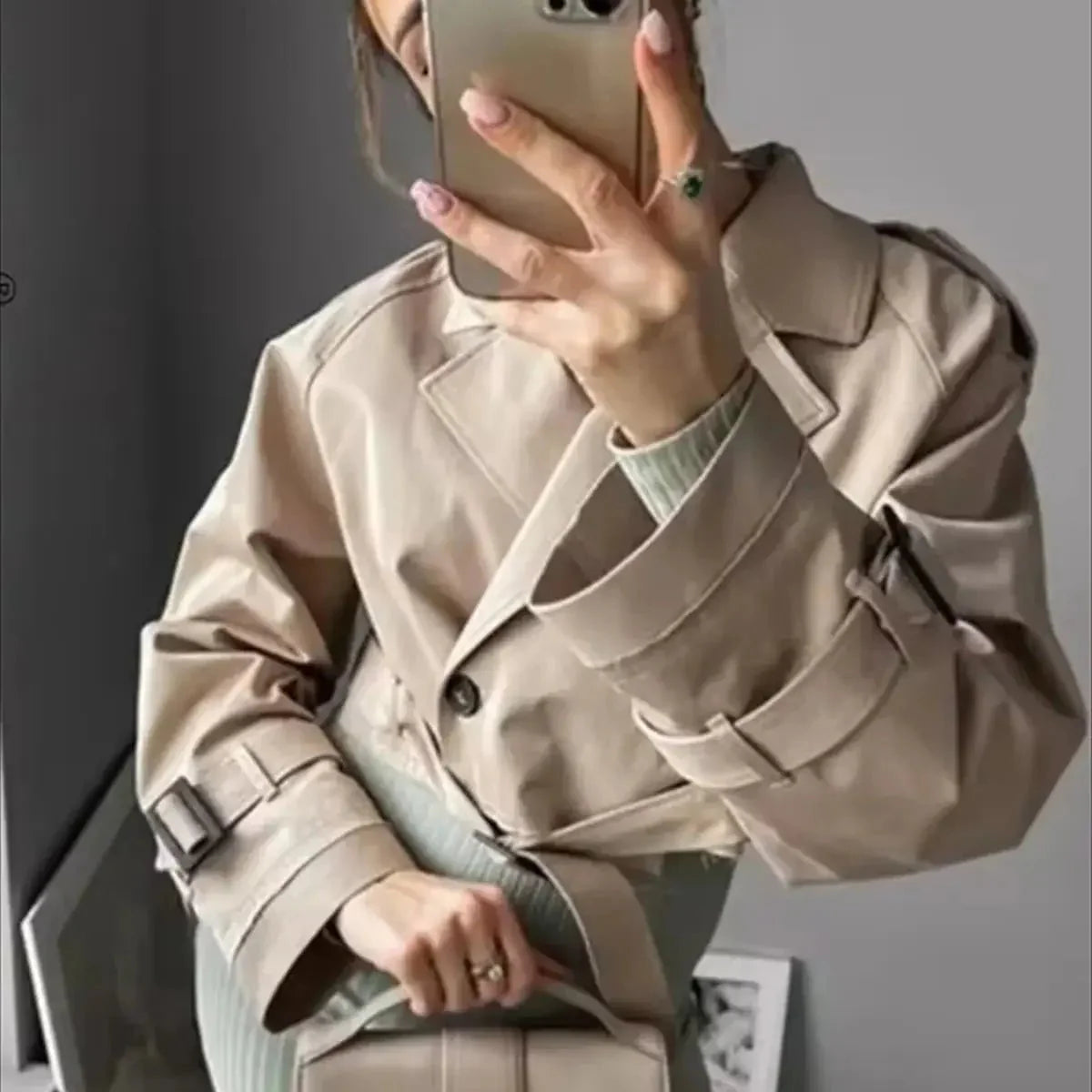 Taillierter Trenchcoat in Beige für Stilbewusste 2