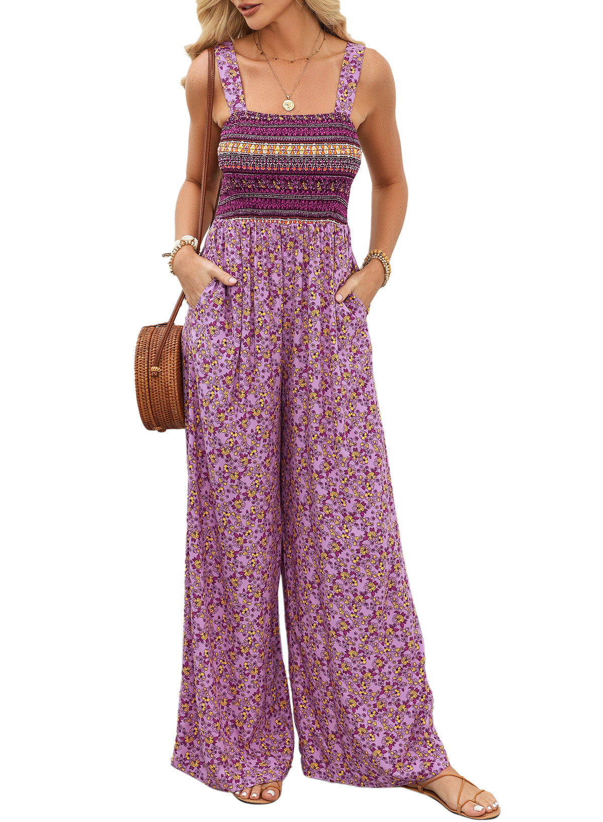 Verspielter Jumpsuit mit Blumenmuster für Sommernächte 5