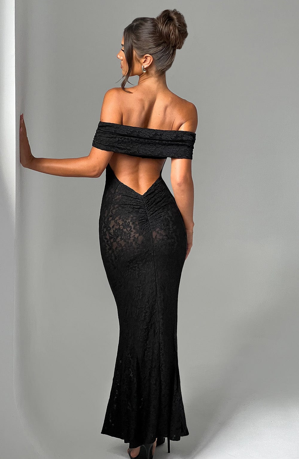 Elegantes Maxikleid aus Spitze mit Offenem Rücken und Bardot-Ausschnitt – Figurbetont und Fließend 13