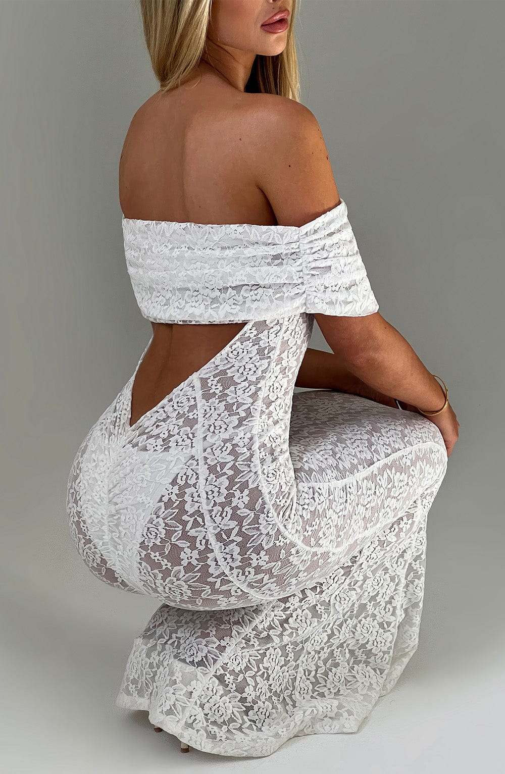 Elegantes Maxikleid aus Spitze mit Offenem Rücken und Bardot-Ausschnitt – Figurbetont und Fließend 6